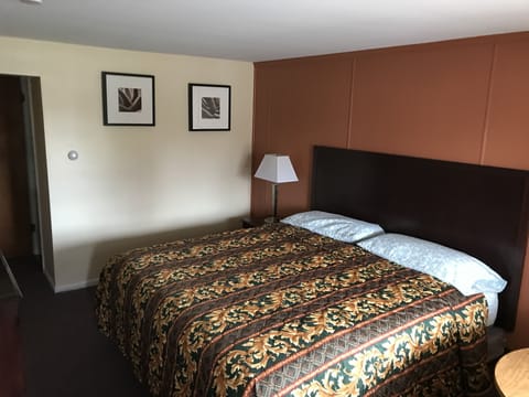 Standard Room, 1 Queen Bed | Rollaway beds, free WiFi, bed sheets