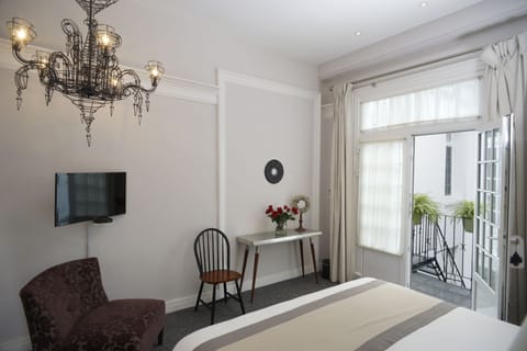 Luxury Room, 1 King Bed | In-room safe, soundproofing, free WiFi, bed sheets