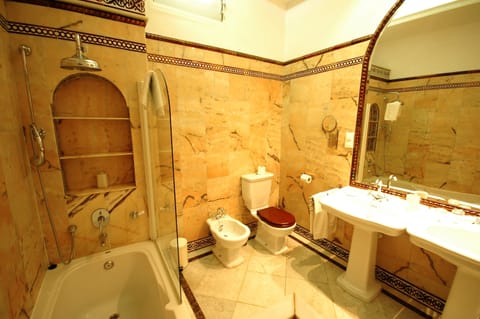 Deluxe Room (Superior) | Bathroom | Shower, free toiletries, hair dryer, towels