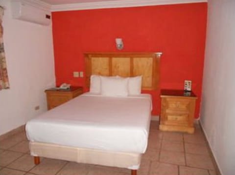 Single Room, 1 Queen Bed | Bathroom | Shower, free toiletries, towels