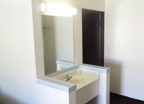 Standard Room, 1 King Bed | Bathroom | Combined shower/tub, free toiletries, towels