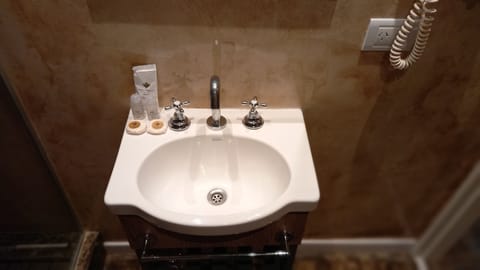 Junior Double Room | Bathroom sink