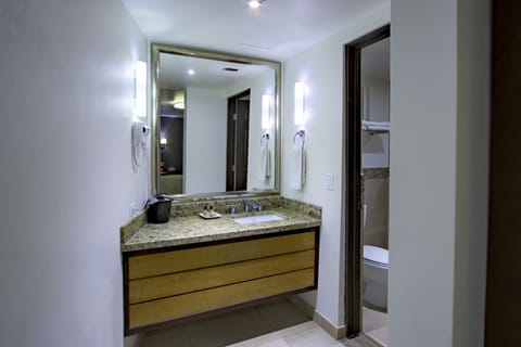 Standard Room, 1 King Bed | Bathroom | Shower, free toiletries, hair dryer, towels