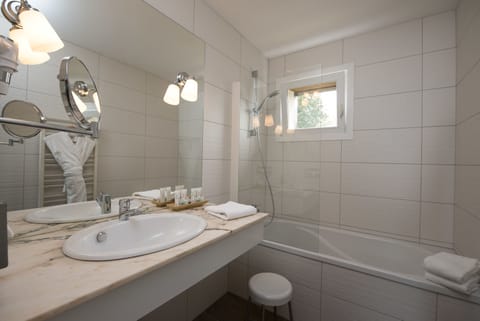 Privilege double room | Bathroom | Deep soaking tub, free toiletries, hair dryer, bathrobes