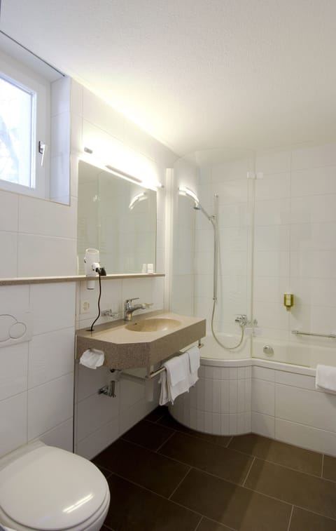 Quadruple Room (Pavillon) | Bathroom | Free toiletries, hair dryer, towels