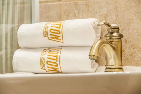 Standard Double or Twin Room, Non Smoking | Bathroom amenities | Shower, free toiletries, hair dryer, towels