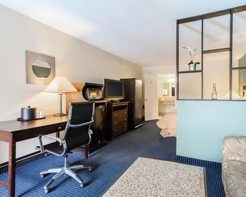 Signature Suite, 1 King Bed, Non Smoking, Poolside | In-room safe, desk, laptop workspace, soundproofing