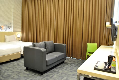 Zest Executive Room | In-room safe, desk, laptop workspace, iron/ironing board