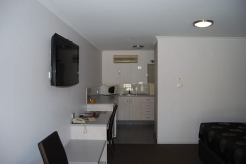 Executive Studio | Minibar, desk, iron/ironing board, free WiFi