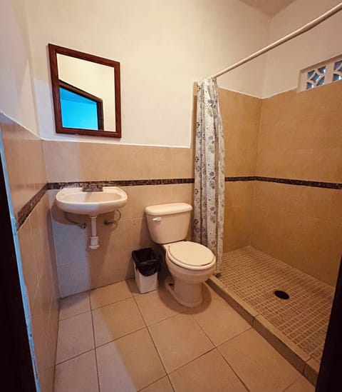 Shower, rainfall showerhead, free toiletries, towels