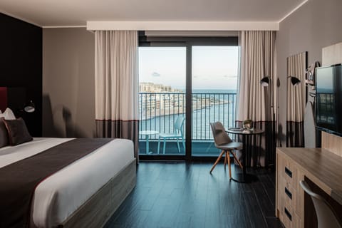 Superior Double Room, Balcony, Sea View | Minibar, in-room safe, desk, laptop workspace