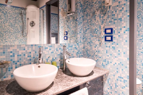 Superior Double Room, Lake View | Bathroom | Free toiletries, hair dryer, bidet, towels