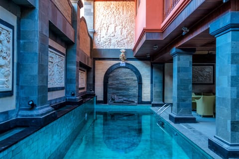 Indoor pool, sun loungers