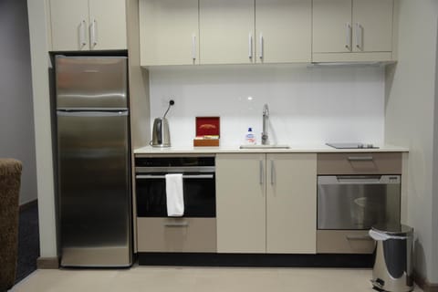 Full-size fridge, microwave, oven, stovetop