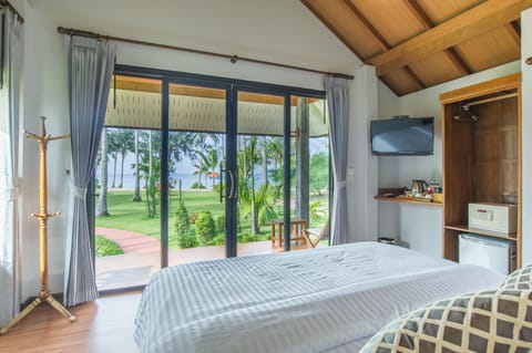 Beachfront Cottage | Minibar, in-room safe, rollaway beds, free WiFi