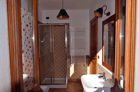 Double Room | Bathroom | Shower, free toiletries, hair dryer, bidet