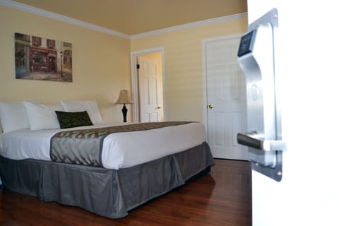 Standard Room, 1 King Bed | Premium bedding, down comforters, in-room safe, desk