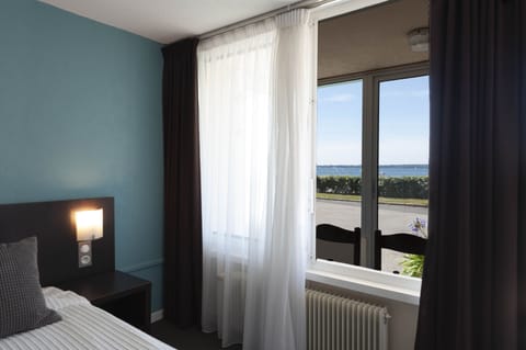 Standard Twin Room, 2 Twin Beds, Sea View | Desk, soundproofing, iron/ironing board, free WiFi
