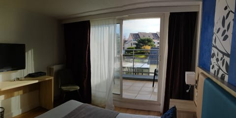 Comfort Triple Room, 1 Queen Bed with Sofa bed, Balcony, City View | Desk, soundproofing, iron/ironing board, free WiFi