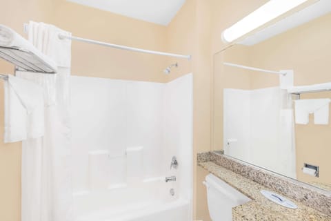 Combined shower/tub, free toiletries, hair dryer, towels