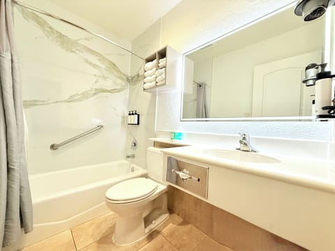 Combined shower/tub, hair dryer, towels