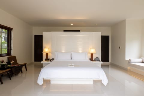 Grand Deluxe Pool Villa with Partial Seaview | Premium bedding, minibar, in-room safe, desk