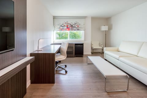 aloft, Suite, 1 King Bed, Corner | Premium bedding, in-room safe, desk, blackout drapes