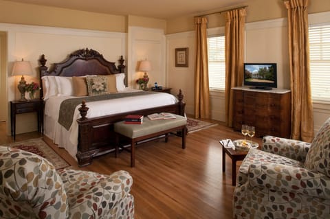 Deluxe Suite, 1 King Bed | Premium bedding, individually decorated, individually furnished, desk