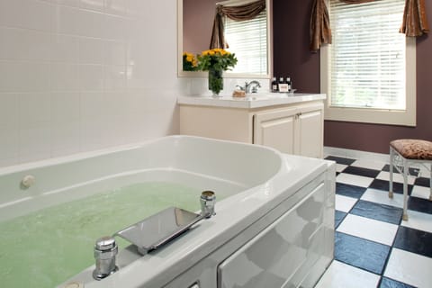 Classic Suite, 1 Bedroom | Jetted tub