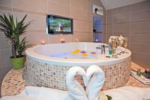 Executive Suite (Sweetheart) | Jetted tub