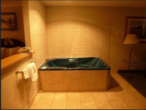 Room, Non Smoking, Jetted Tub (Single King) | Deep soaking bathtub