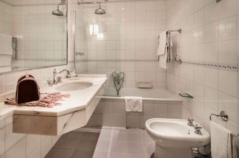 Combined shower/tub, free toiletries, hair dryer, towels