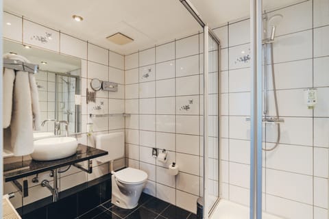 Comfort Double Room | Bathroom | Shower, hair dryer, towels