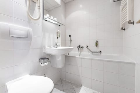 Double room with Extra bed | Bathroom | Combined shower/tub, free toiletries, hair dryer, towels