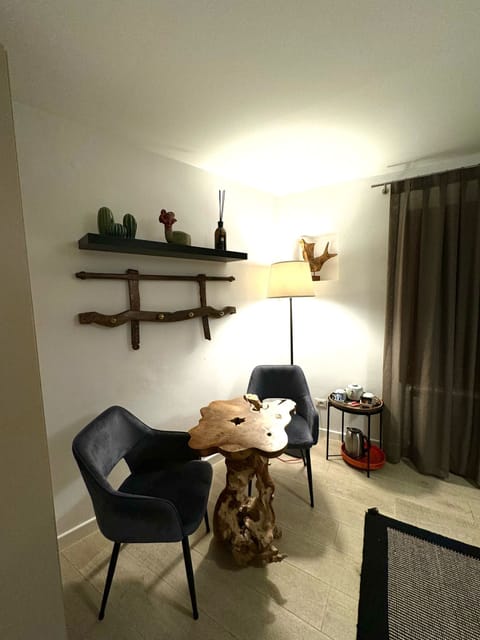 Deluxe Double Room, Canal View | Living room