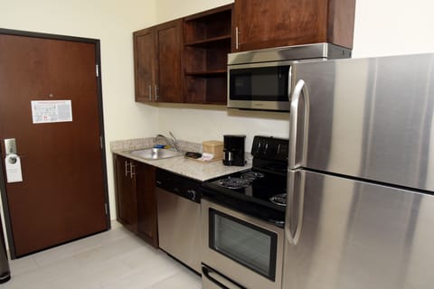 Full-size fridge, microwave, oven, stovetop