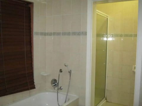 Combined shower/tub, free toiletries, towels