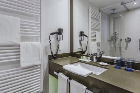 Shower, rainfall showerhead, free toiletries, hair dryer