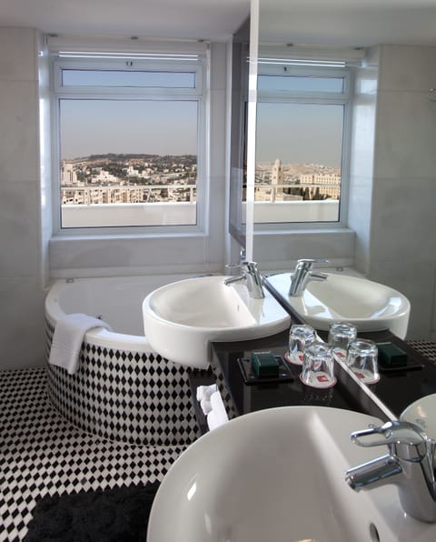 King Solomon Executive Suite | Bathroom | Combined shower/tub, free toiletries, hair dryer, towels