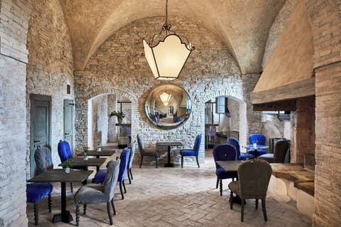 2 restaurants; breakfast, lunch, and dinner served