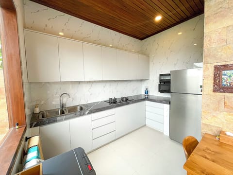 Deluxe Villa | Private kitchen | Full-size fridge, microwave, oven, stovetop