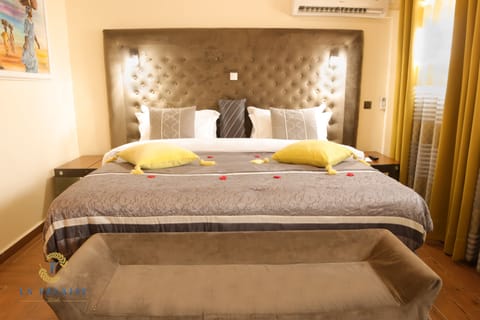 Executive Suite | Premium bedding, minibar, in-room safe, individually furnished