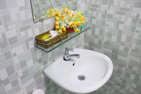 Basic Double or Twin Room | Bathroom sink