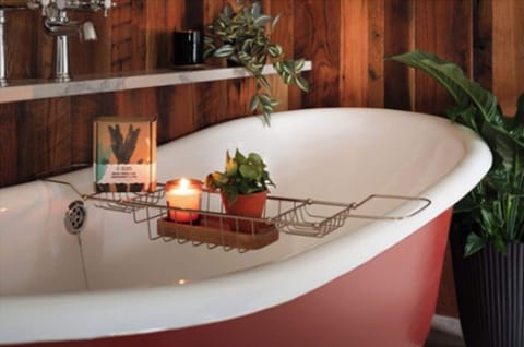 Derrymore Suite | Deep soaking bathtub