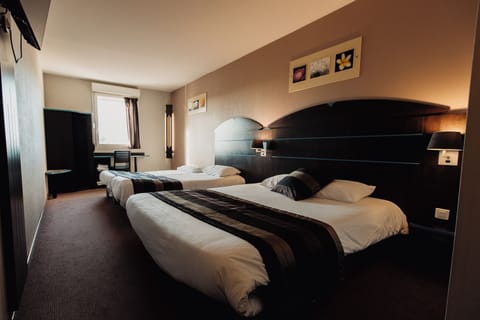 Family Quadruple Room | Desk, laptop workspace, soundproofing, iron/ironing board