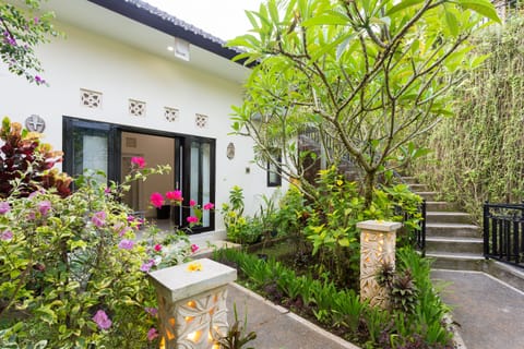 Deluxe Room, Balcony | Garden view