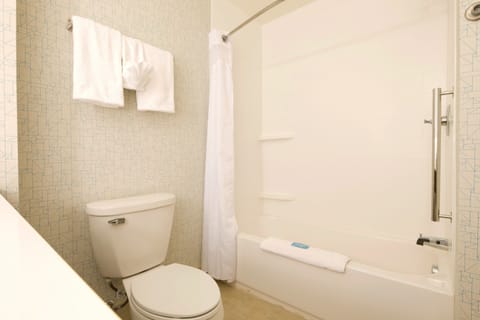 Combined shower/tub, free toiletries, hair dryer, towels