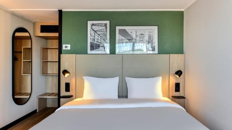 Standard Room, 1 Queen Bed | Premium bedding, desk, laptop workspace, blackout drapes