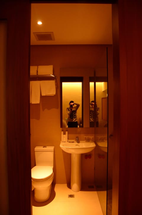 Penthouse Emilia Romagna | Bathroom | Combined shower/tub, rainfall showerhead, free toiletries, hair dryer