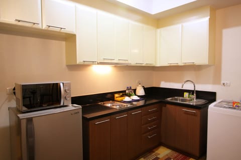 Studio, 1 Queen Bed | Private kitchenette | Full-size fridge, microwave, stovetop, coffee/tea maker